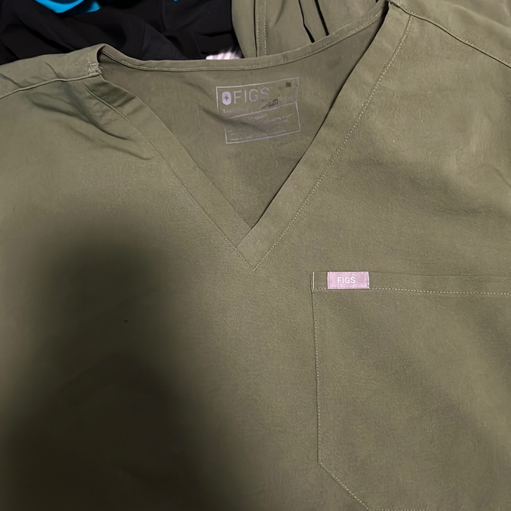 Xxl olive green figs one pocket top